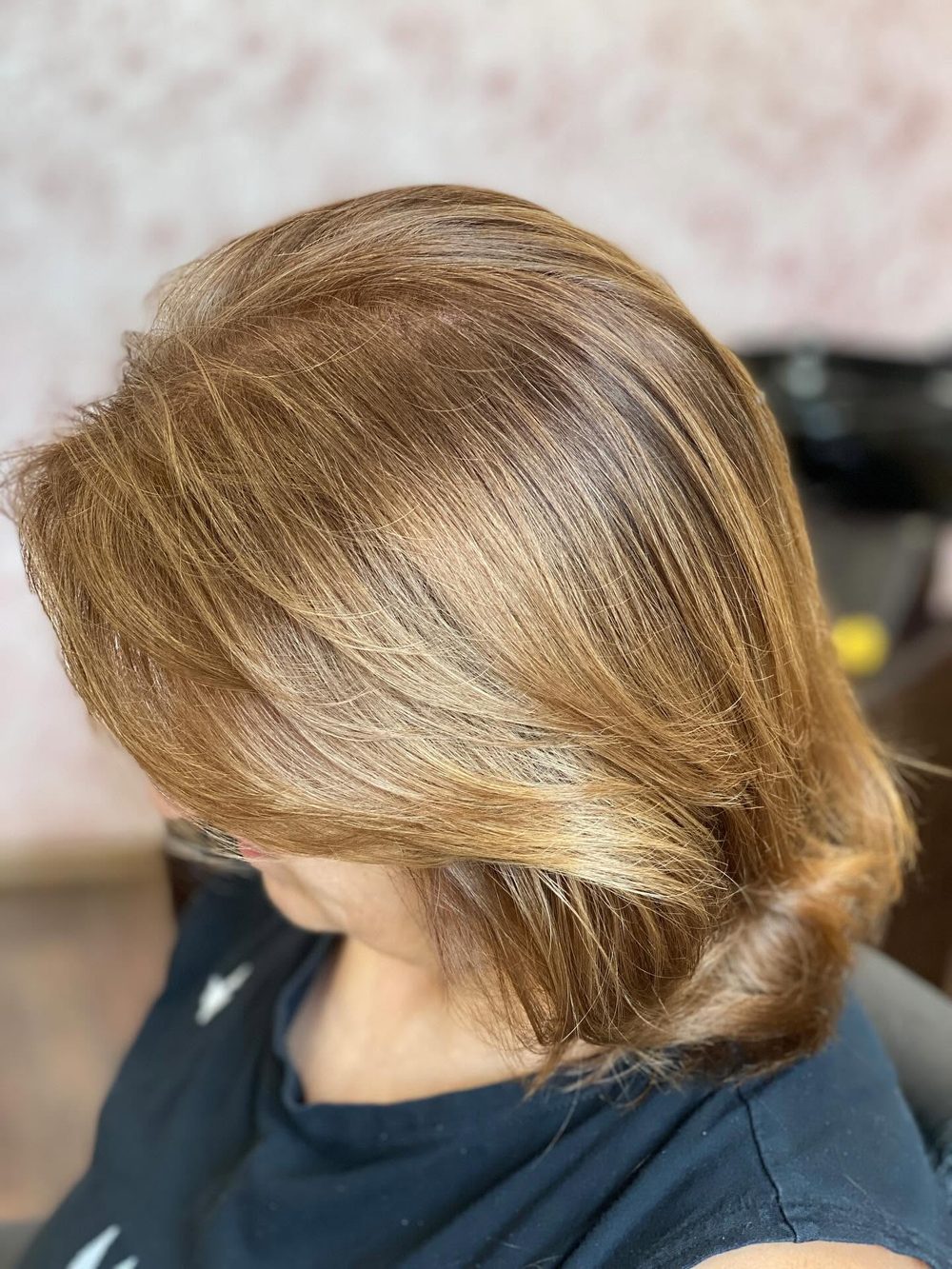Blond mikádo po střihu a foukané